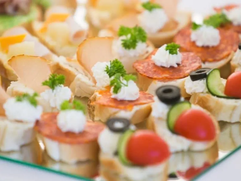Elegantes Business-Frühstücksbuffet in einem hellen Konferenzraum