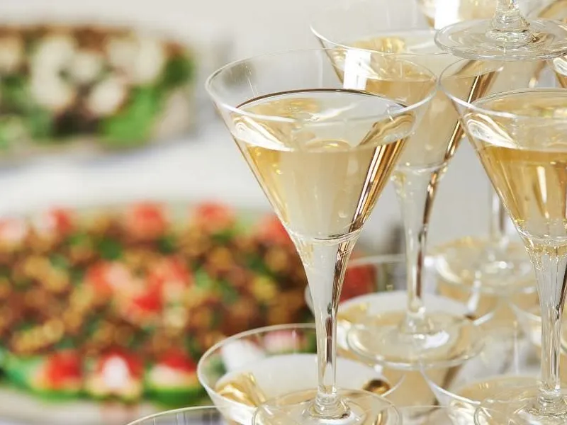 Feierliche Geschäftseröffnung mit Fingerfood und Champagner