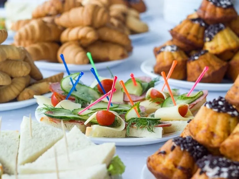 Frühstücks- und Kaffeeservice bei einem Business-Meeting
