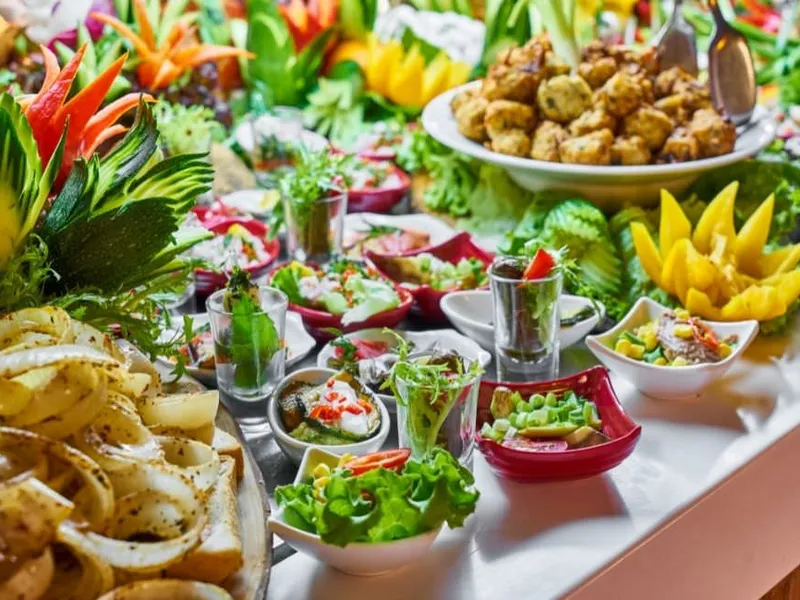 Deftiges Buffet mit traditionellen Gerichten für ein Richtfest