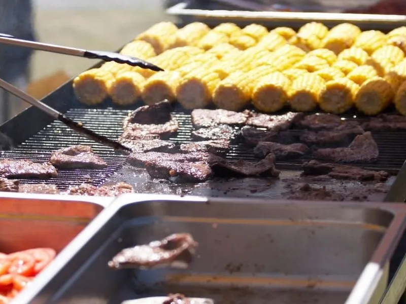 Grillstation im Freien bei einem Firmensommerfest