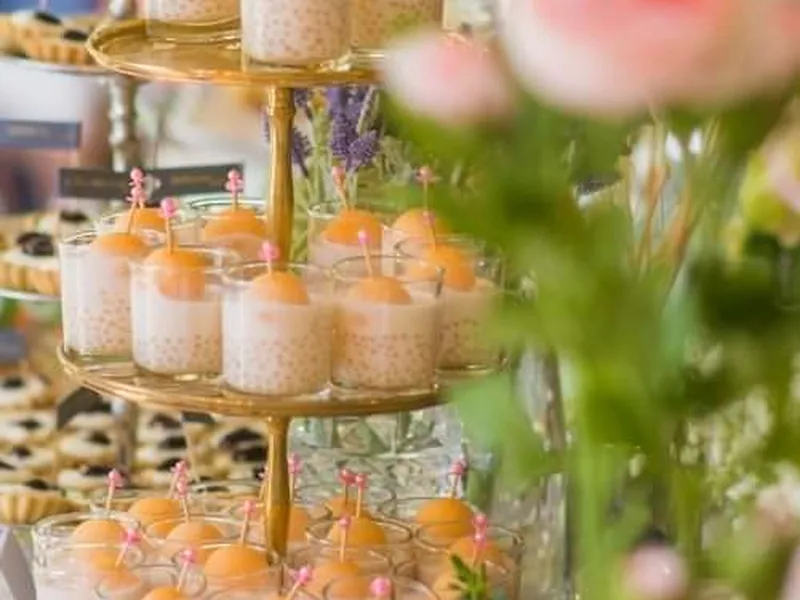 Detailaufnahme eines eingedeckten Catering-Tisches mit Blumen