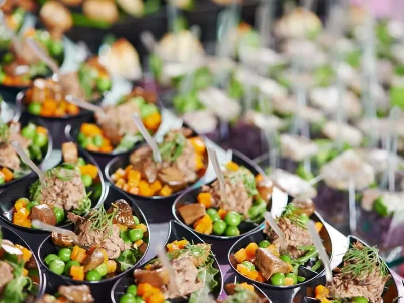 Fingerfood und Canapés fein angerichtet