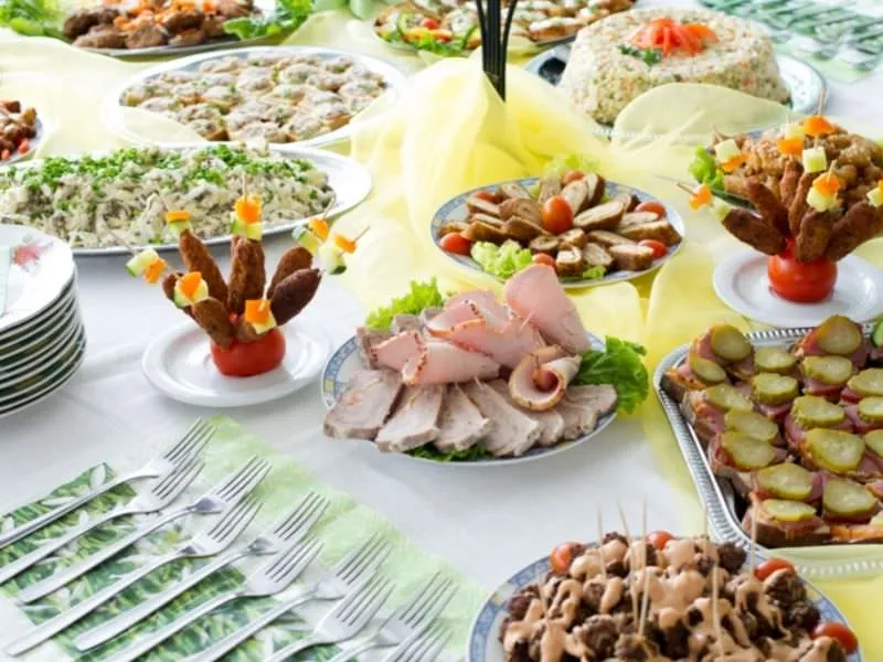 Elegantes Brunch-Buffet mit Gebäck, frischem Obst, Eierspeisen und Kaffee Elegantes Brunch-Buffet mit Gebäck, frischem Obst, Eierspeisen und Kaffee