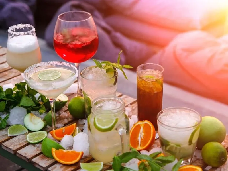 Champagner-Brunch-Tisch mit Sektgläsern und frischem Obst