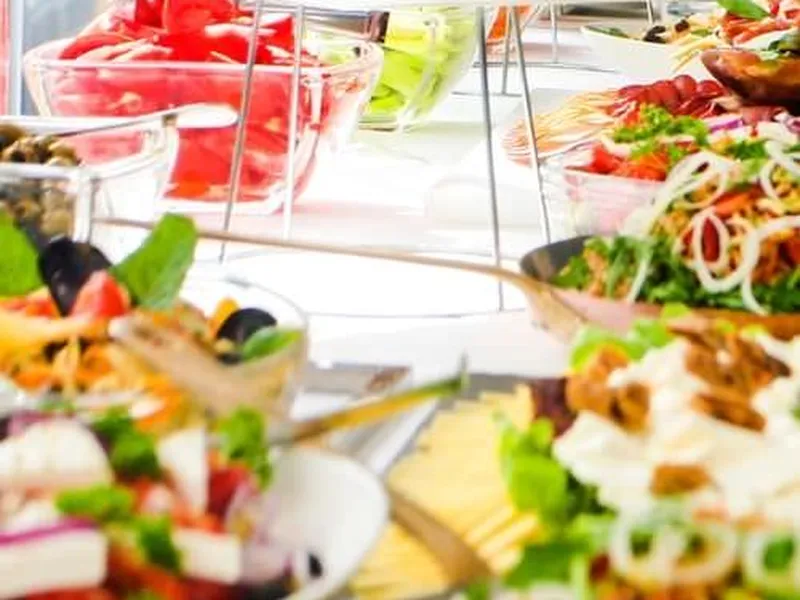 Elegante Brunch-Tafel zur Taufe mit pastellfarbenen Blumen