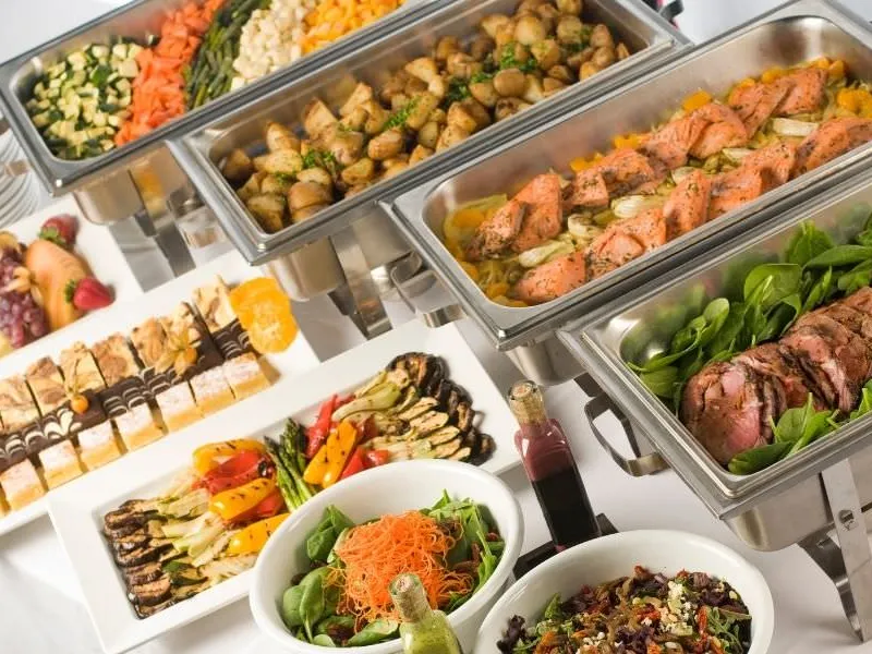 Reichhaltig gedecktes Buffet Catering mit frischen Speisen in Halle (Saale)
