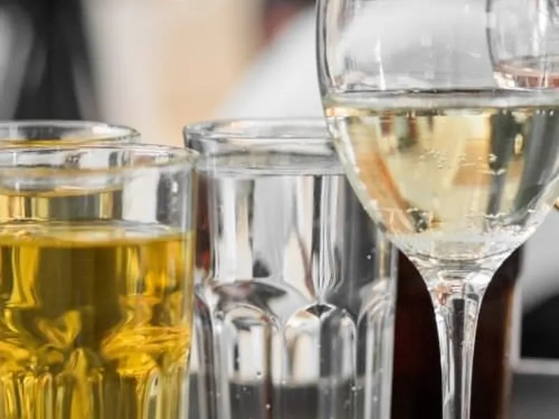 Alkoholfreie Mocktail-Bar mit bunten Getränken