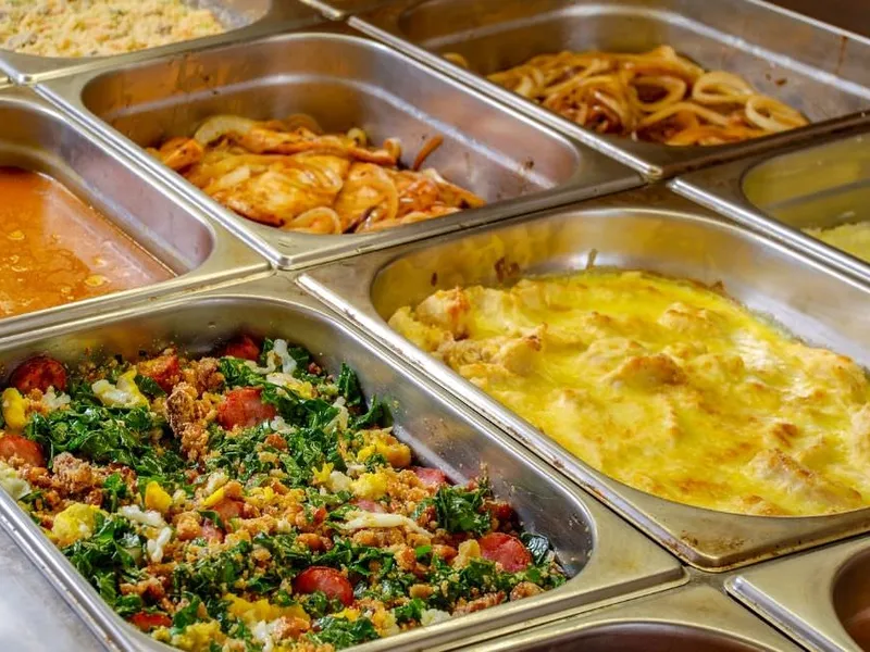 Klassische Canapés fein angerichtet auf einem Silbertablett