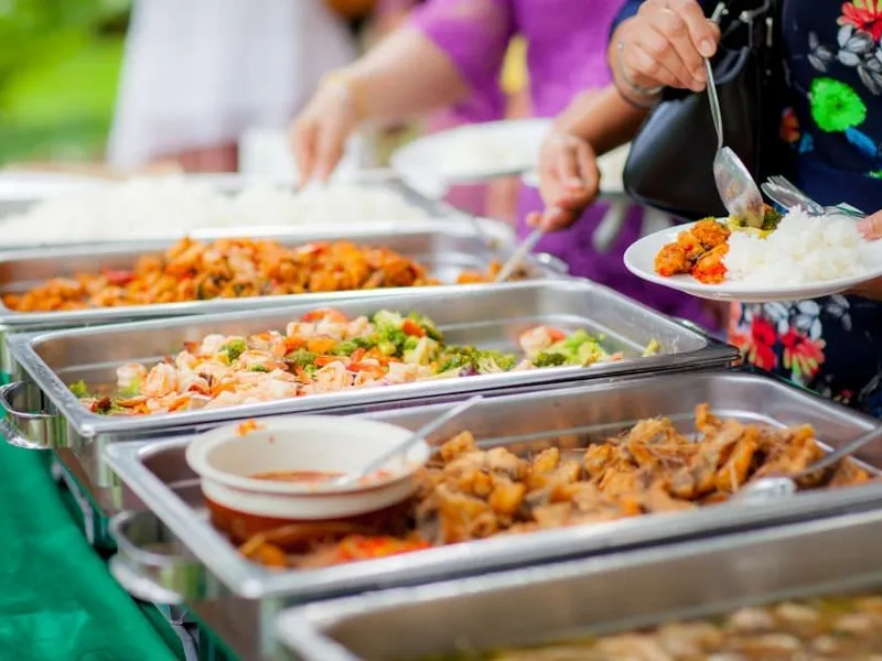 Fein angerichtete Fingerfood-Platte als Ergänzung zum Buffet