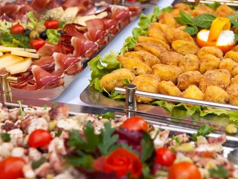 Süßes Fingerfood und Mini-Desserts auf einer Etagere
