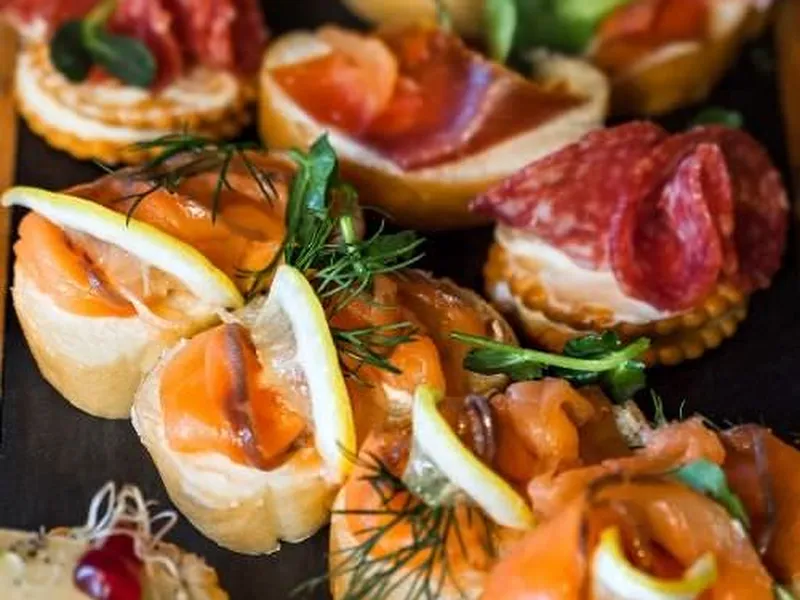 Mediterrane Flying-Buffet-Häppchen elegant angerichtet