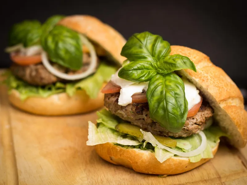 Saftiger Gourmet-Burger mit frischem Salat und Basilikum