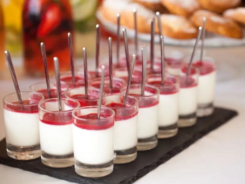 Frühstücksbuffet mit Gebäck, frischem Obst und Kaffee im Morgenlicht – Catering-Leistungen Halle (Saale) Frühstücksbuffet mit Gebäck, frischem Obst und Kaffee im Morgenlicht