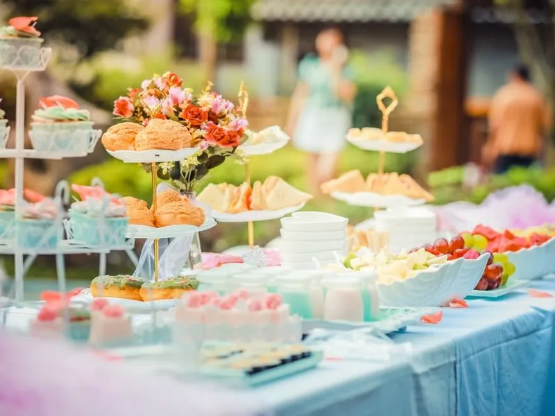 Elegant angerichtetes Menü Catering auf weißem Geschirr Elegant angerichtetes Menü Catering auf weißem Geschirr