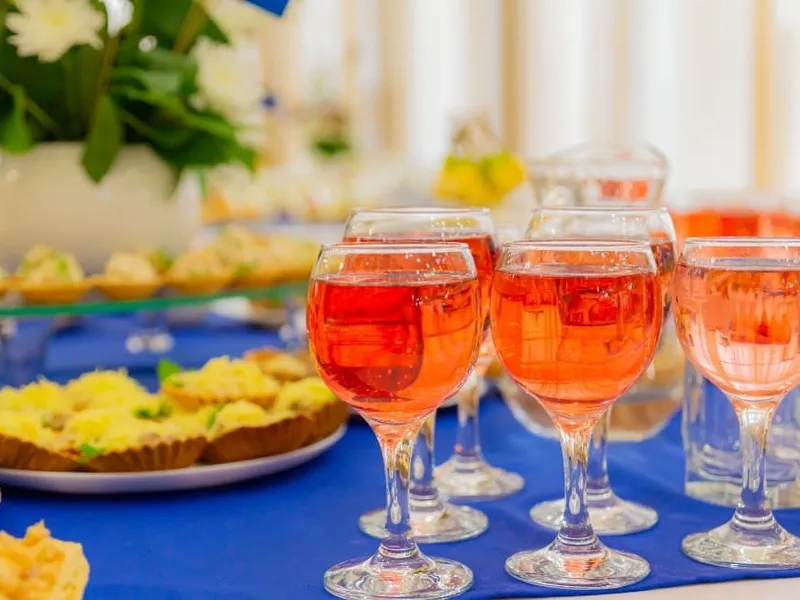 Fingerfood beim Stehempfang mit Sektgläsern