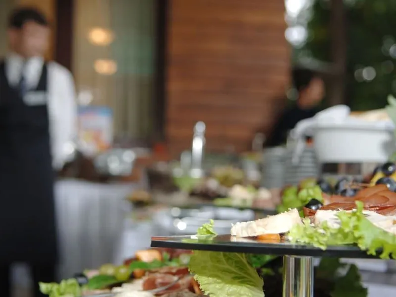 Lange Tafel im Freien für ein Familientreffen