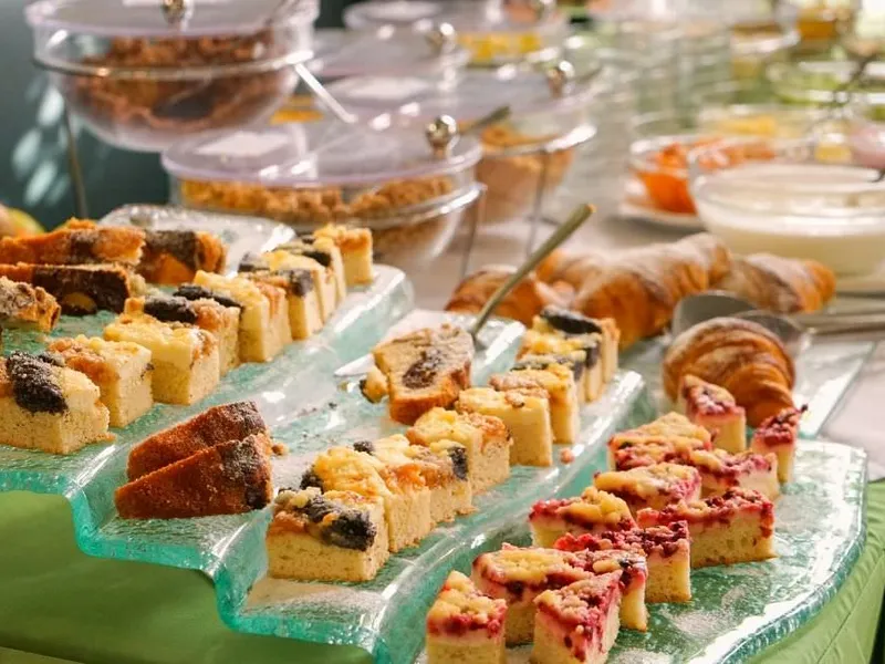 Festlich dekorierter Tisch für einen runden Geburtstag