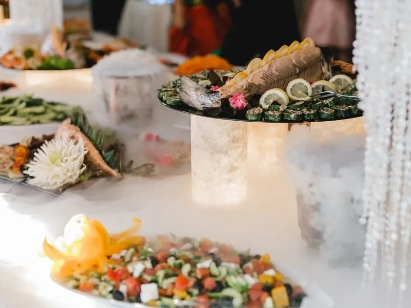 Elegant eingedeckter Hochzeitscatering-Tisch mit Rosen und Kerzenlicht – Private Feiern Catering Halle (Saale) Elegant eingedeckter Hochzeitscatering-Tisch mit Rosen und Kerzenlicht