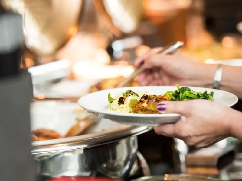 Elegante Jubiläumsfeier mit festlicher Dekoration und Sektgläsern – Private Feiern Catering Halle (Saale) Elegante Jubiläumsfeier mit festlicher Dekoration und Sektgläsern