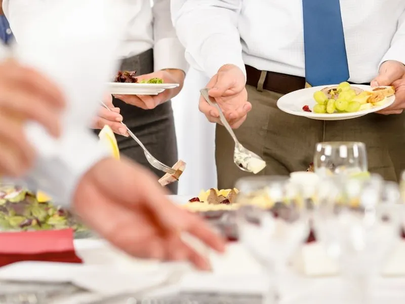 Firmenjubiläum in Merseburg: festlicher Empfang mit Fingerfood und Sekt