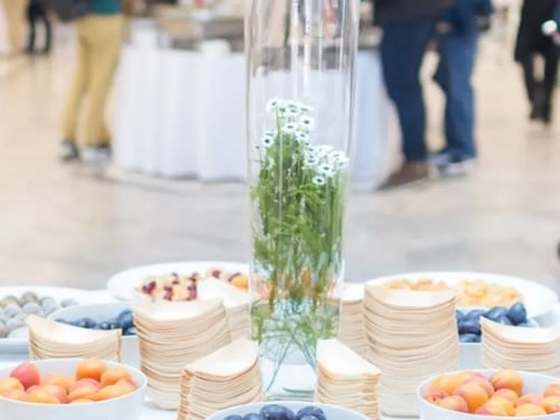 Konferenz-Buffet für eine große Tagung in einer hellen Halle