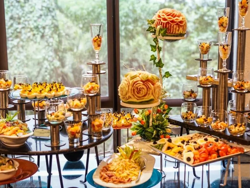 Sommerhochzeit in Halle (Saale): elegant eingedeckter Tisch mit weißen Blumen im Freien