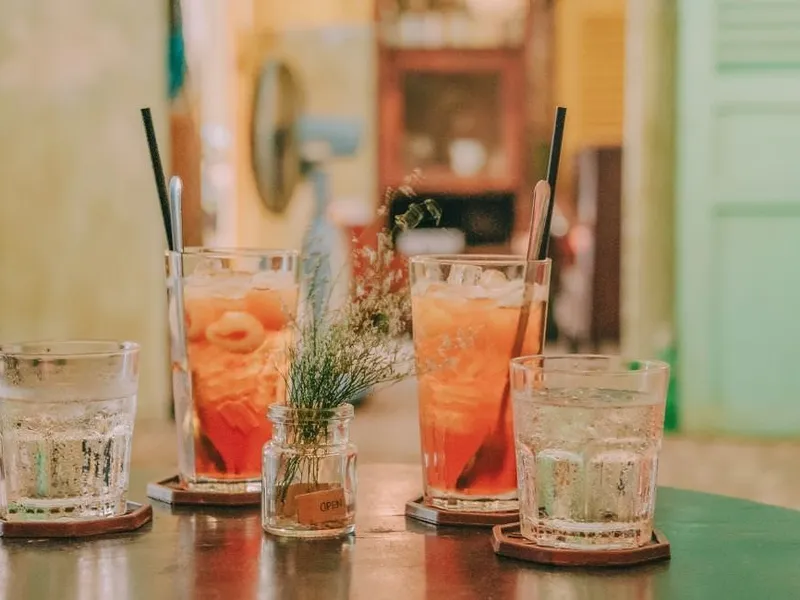 Bar- und Getränkestation mit Gläsern und frischen Garnituren